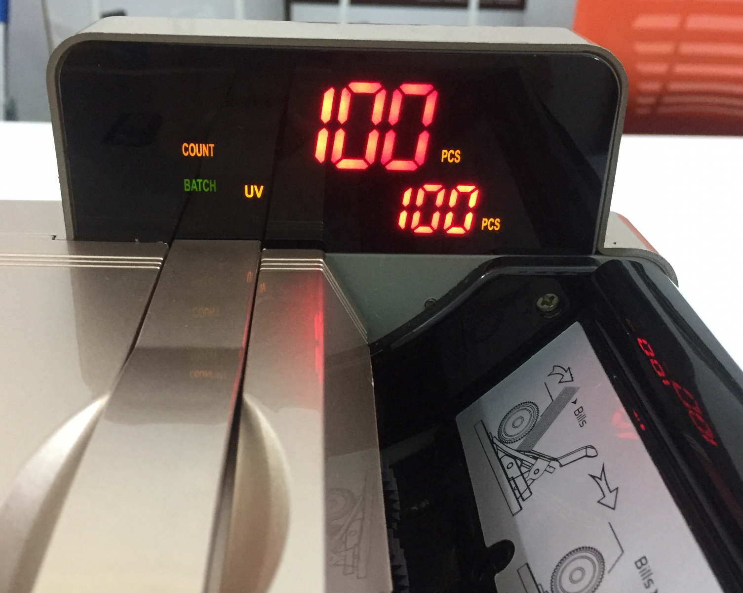 Manic B-6868 trang bị được cả bàn hình LGD bổ trợ hiển thị rõ ràng hơn cho khách hàng