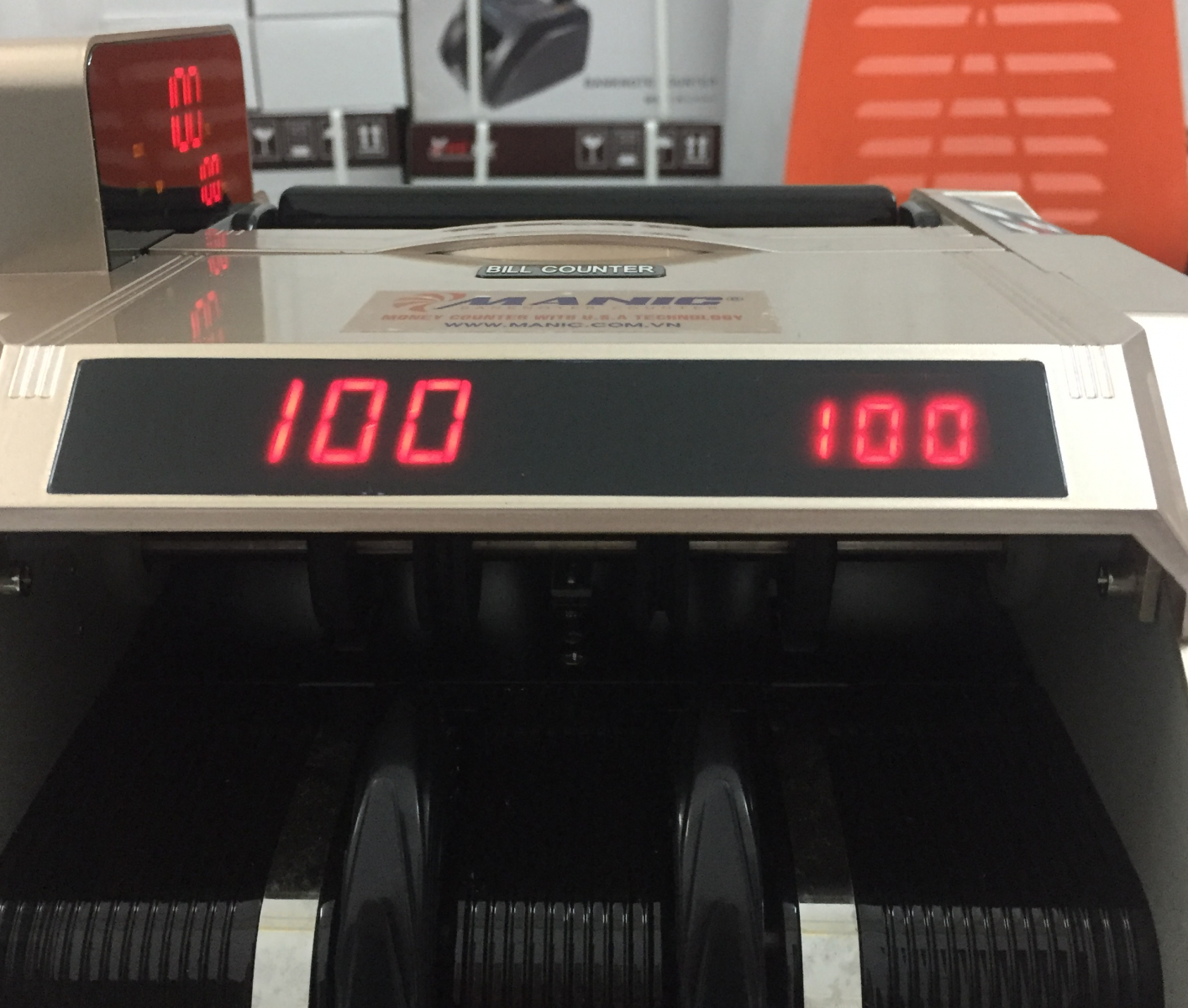 Mặt trước máy đếm tiền MANIC B-3030UV  có thiết kế nhỏ gọn tiện lợi