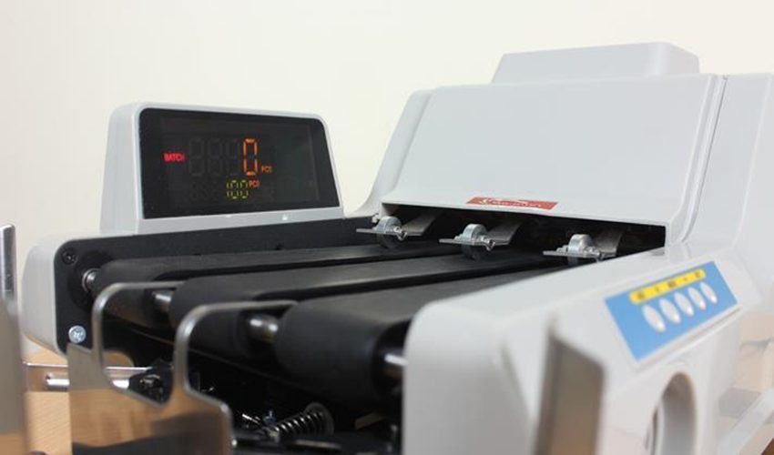 Máy sở hữ băng tải tiền dài,rộng giúp cải thiện xử lý lượng tiền lớn và liên tục 