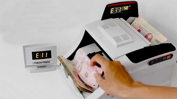 Bạn cần đảm bảo tiền đếm ko bị ướt hay dính trong quá trình đếm