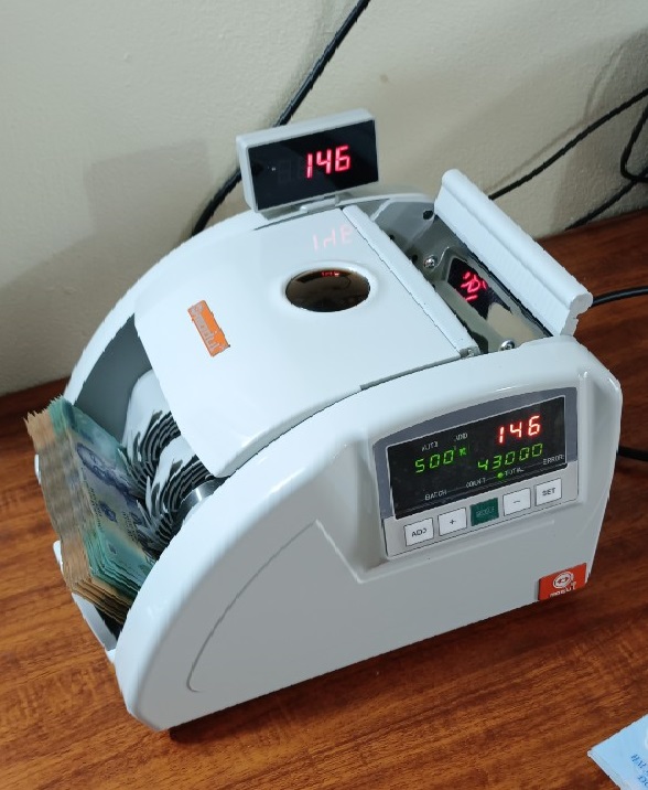 Máy đếm tiền Modul NQ2020V có thiết kế nhỏ gọn tiện lợi,sở hữu 2 mặt số hiển thị trên thân máy và 1  mặt số rời tăng tính hiển thị