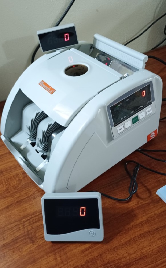 Với 2 mặt số hiển thị tích hợp trên máy kèm với 1 màn hình hiển thị bên ngoài đây có lẽ là  một trong sô những thiết kế mới thu hút khách hàng