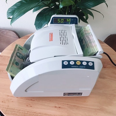 Máy đếm tiền MODUL 8800 sở hữu công nghệ soi tiên tiến hiện đại giúp soi-phát hiện tiền siêu giả