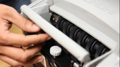 Vị trí nút vặn ở đằng sau máy đếm tiền