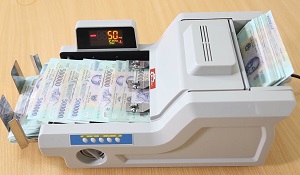 Máy đếm tiền Silicon MC 8800 có thiết kế hơi dẹp và dài hơn so với những model máy đếm dạng nằm khác